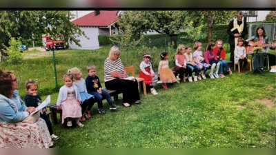 Hier sehen Sie die Kindergartengruppe mit ihren Erzieherinnen bei der Darbietung eines Liedes. (Bild: Miriam Seegerer)