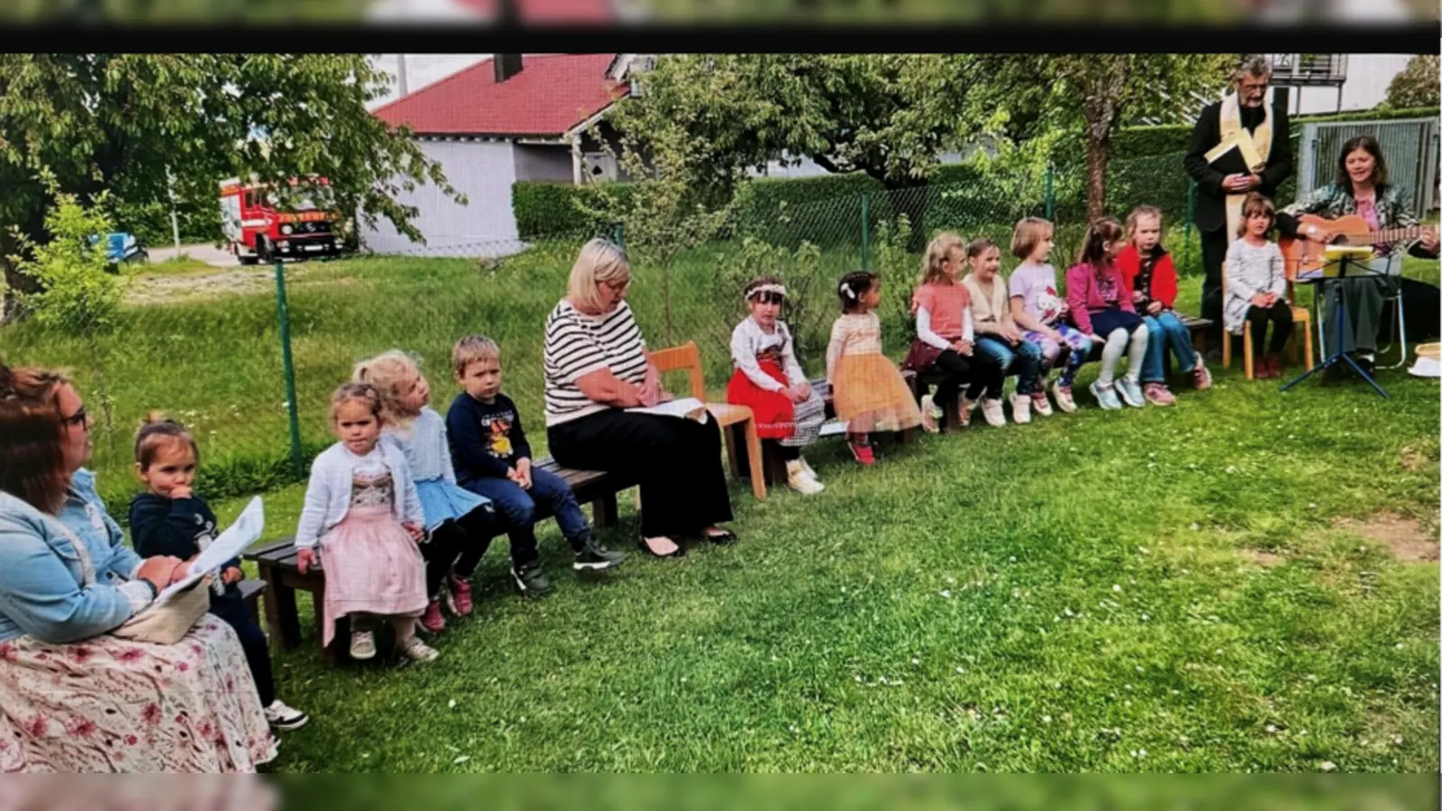 Hier sehen Sie die Kindergartengruppe mit ihren Erzieherinnen bei der Darbietung eines Liedes. (Bild: Miriam Seegerer)