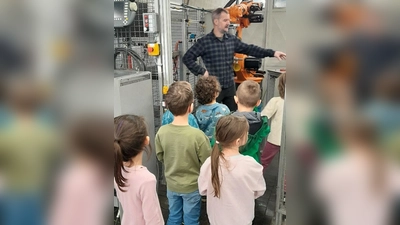 Kinder kriegen ein Führung durch die Läpple Automotive GmbH. (Bild: Ramona Wein)