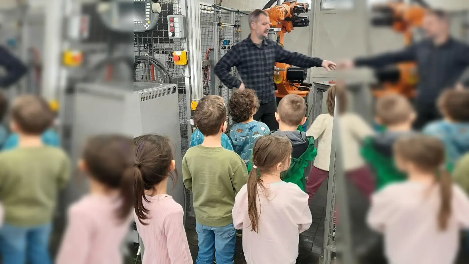 Kinder kriegen ein Führung durch die Läpple Automotive GmbH. (Bild: Ramona Wein)