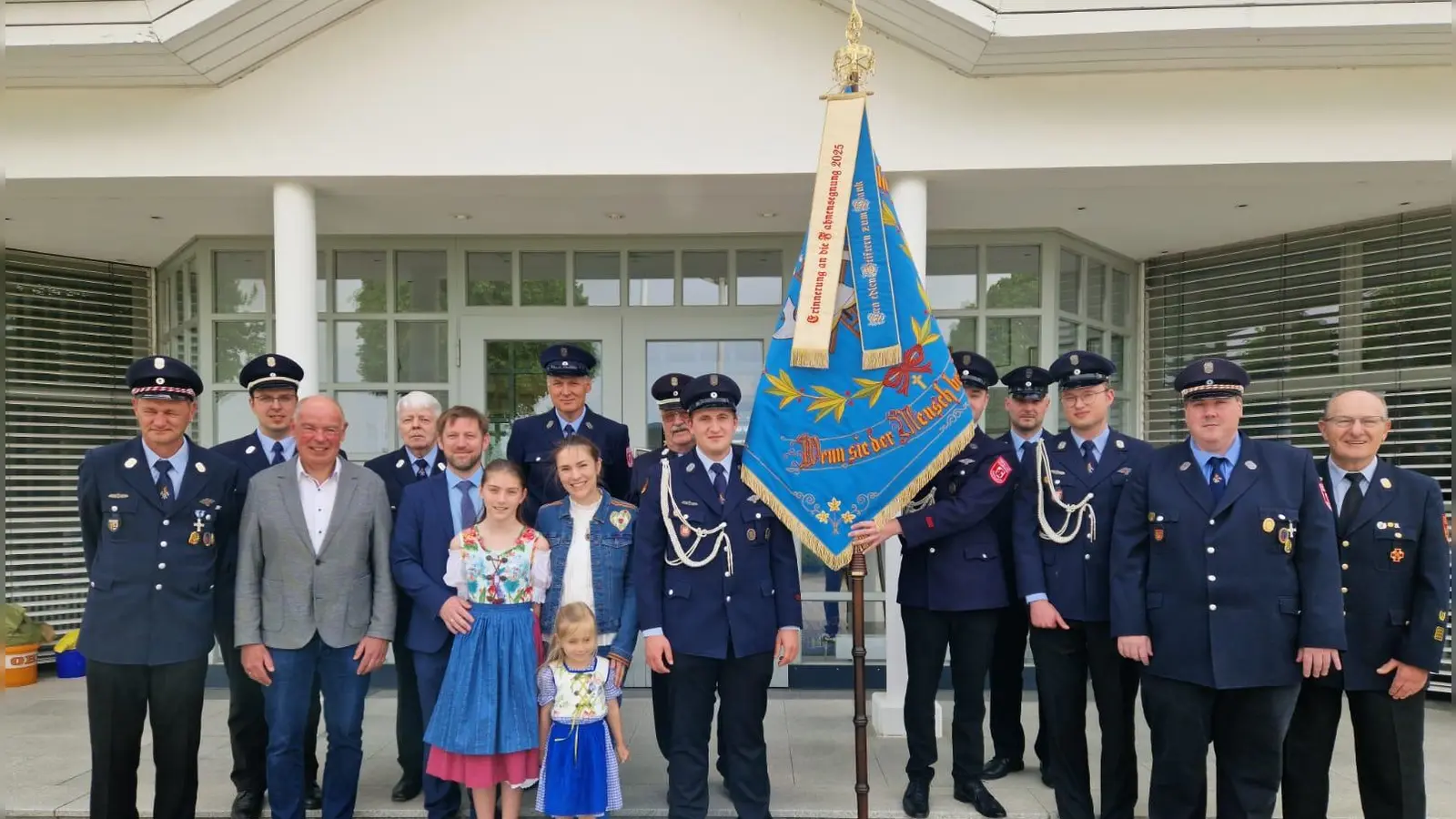 Eine Abordnung der Feuerwehr Haselmühl, holte zusammen mit den „Schirmherren” der Familie Graf-Pirzer und dem 1. Bürgermeister Roland Strehl die restaurierte Fahne bei der Firma Kössinger ab. (Bild: Gabriele Gallrapp)