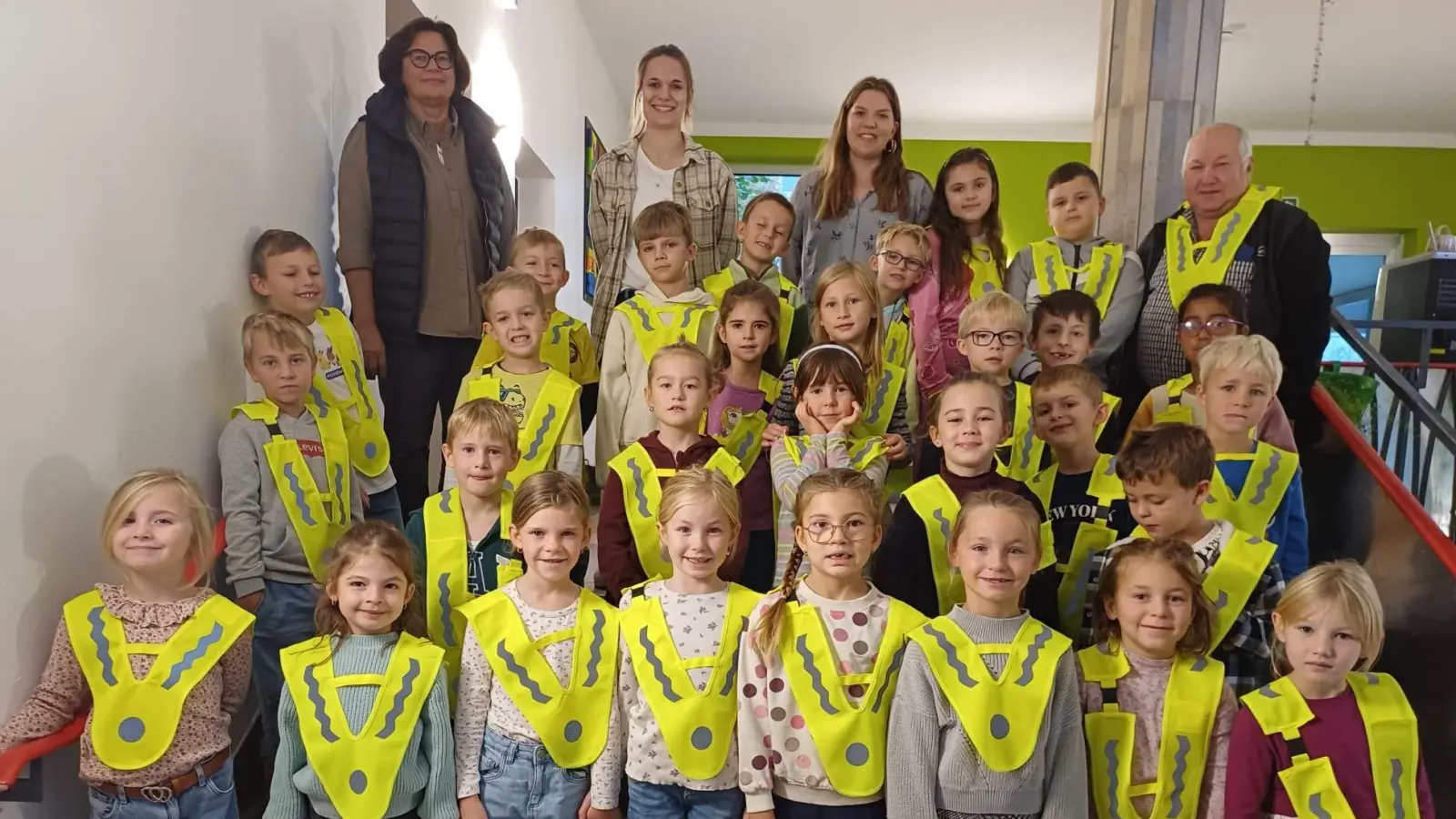 Die Verkehrswacht stattete die 40 ABC-Schützen der Hirschauer Grundschule mit gelb reflektierenden Sicherheitsüberwürfen aus, damit sie auch bei Dunkelheit sicher zur Schule und wieder nach Hause kommen. Hinten von links: Rektorin Birgit Härtl, Lehrerin Veronika Reinstein, Lehrerin Johanna Hollweck und Verkehrswachtvorsitzender Johann Wagner. (Bild: Werner Schulz)