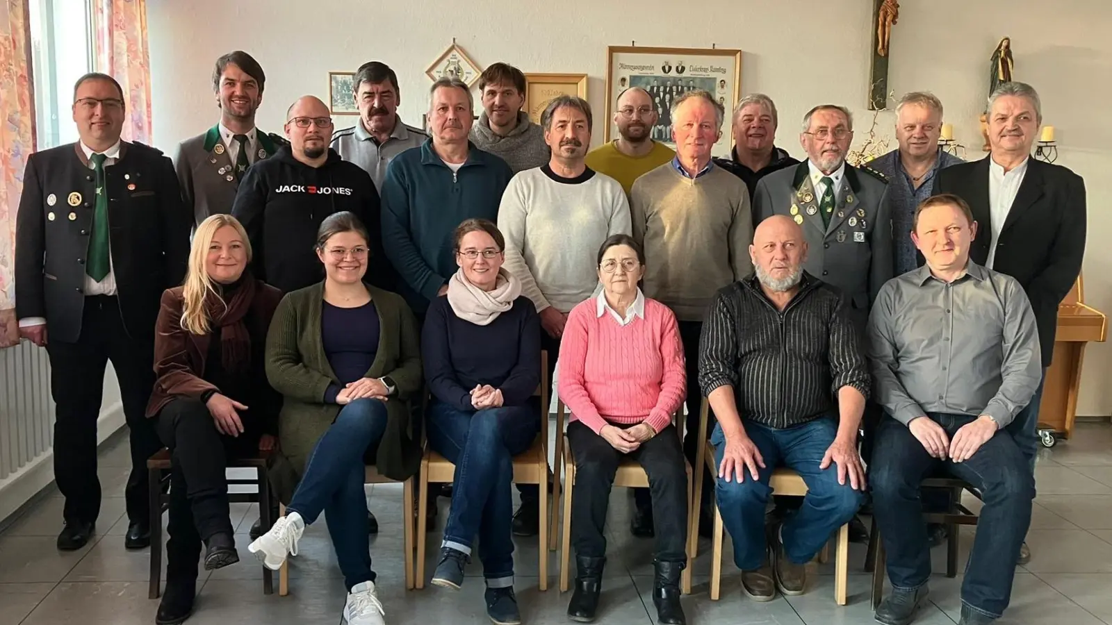 Viele Ehrungen für langjähre Mitgliedschaften wurden durch Vorsitzenden Thomas Eiberweiser und stellv. Gauschützenmeister Florian Frischmann ausgesprochen.  (Bild: Julia Eiberweiser)