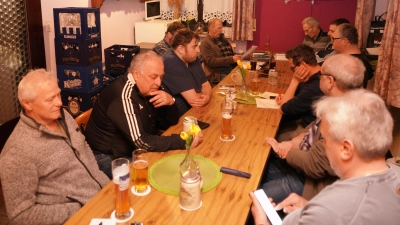 Jahreshauptversammlung beim Fischerstammtisch Waldthurn. Fischerkönig 2024 ist Herbert Bäumler (vorne links). (Bild: Franz Völkl)