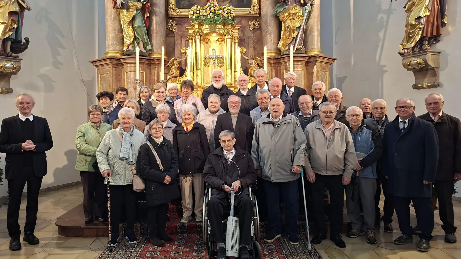Prälat Alois Möstl (links) zelebrierte nicht nur den Festgottesdienst, in dem 19 Männer und 13 Frauen auf ihre Erstkommunion vor 70 Jahren zurückblickten, er gehörte auch zu ihnen. (Bild: Ludwig Trottmann)
