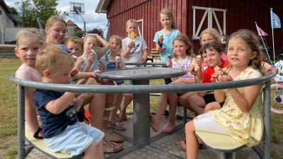 Am Spielplatz in Thansüß gabs für alle Kinder zur Belohnung fürs Radfahren ein Eis (Bild: Leoni Wiesneth)
