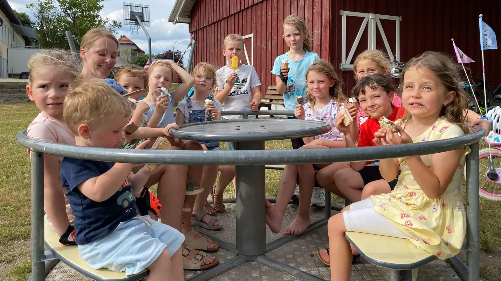 Am Spielplatz in Thansüß gabs für alle Kinder zur Belohnung fürs Radfahren ein Eis (Bild: Leoni Wiesneth)