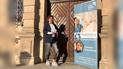 Pflegeberaterin Charlene Rubenbauer lädt alle Interessierten zur Ausstellung „Ich bin da – Seniorinnen und Senioren erzählen aus ihrem Leben“ ins Landratsamt ein. (Bild: Martina Beierl)