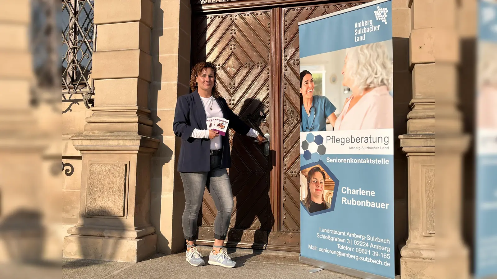 Pflegeberaterin Charlene Rubenbauer lädt alle Interessierten zur Ausstellung „Ich bin da – Seniorinnen und Senioren erzählen aus ihrem Leben“ ins Landratsamt ein. (Bild: Martina Beierl)