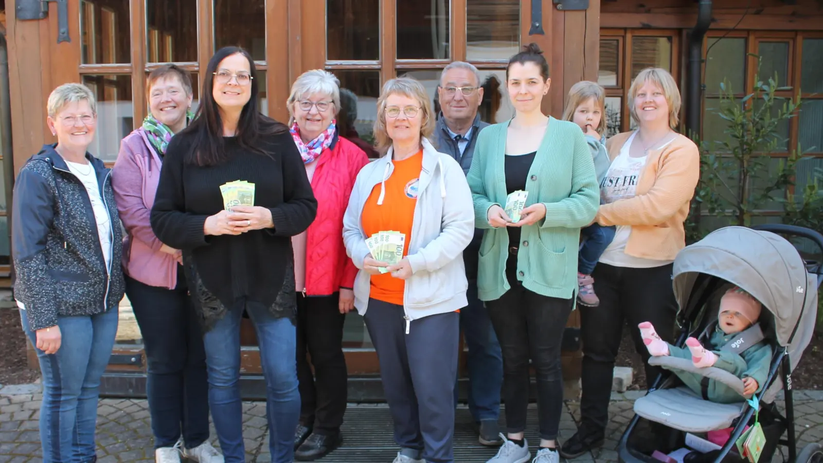 GeHiH, Pfarrgemeinde und Krabbelgruppe freuten sich über insgesamt 1000 Euro, die der Katholische Frauenbund Burkhardsreuth aus dem Erlös seiner Aktionen zur Fastenzeit spendete. Von links Christine Ackermann und Andrea Schwemmer (erste und zweite Vorsitzende Frauenbund), Kirchenpflegerin Margit Kausler, Margit Buchfelder (Frauenbund-Schatzmeisterin), Elisabeth Gottsche und Dieter Klein (beide GeHiH), Verena Dötsch und Sophie Weismeier (beide Krabbelgruppe). (Bild: Bernhard Piegsa)