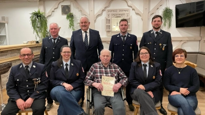 Ehrungen langjähriger Mitglieder: Hinten von links: Walter Fachtan, Bürgermeister Johann Burger, Alexander Fachtan, Vorsitzender Matthias Härtl: Vorne von links: Kommandant Thomas Lindner, Susanne Planner, Hermann Hecht sen., Tanja Wettinger und Silvia Rosner (Bild: Tanja Wettinger)