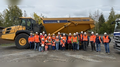 Die Besuchergruppe der Freien Wähler Konnersreuth und dem Verein G.A.N.S. am Hirschentanz 2. v.l. Technischer Leiter Kreislaufwirtschaft Georg Maier mit seinem Mitarbeiterteam am Hirschentanz. (Bild: Georg Maier)