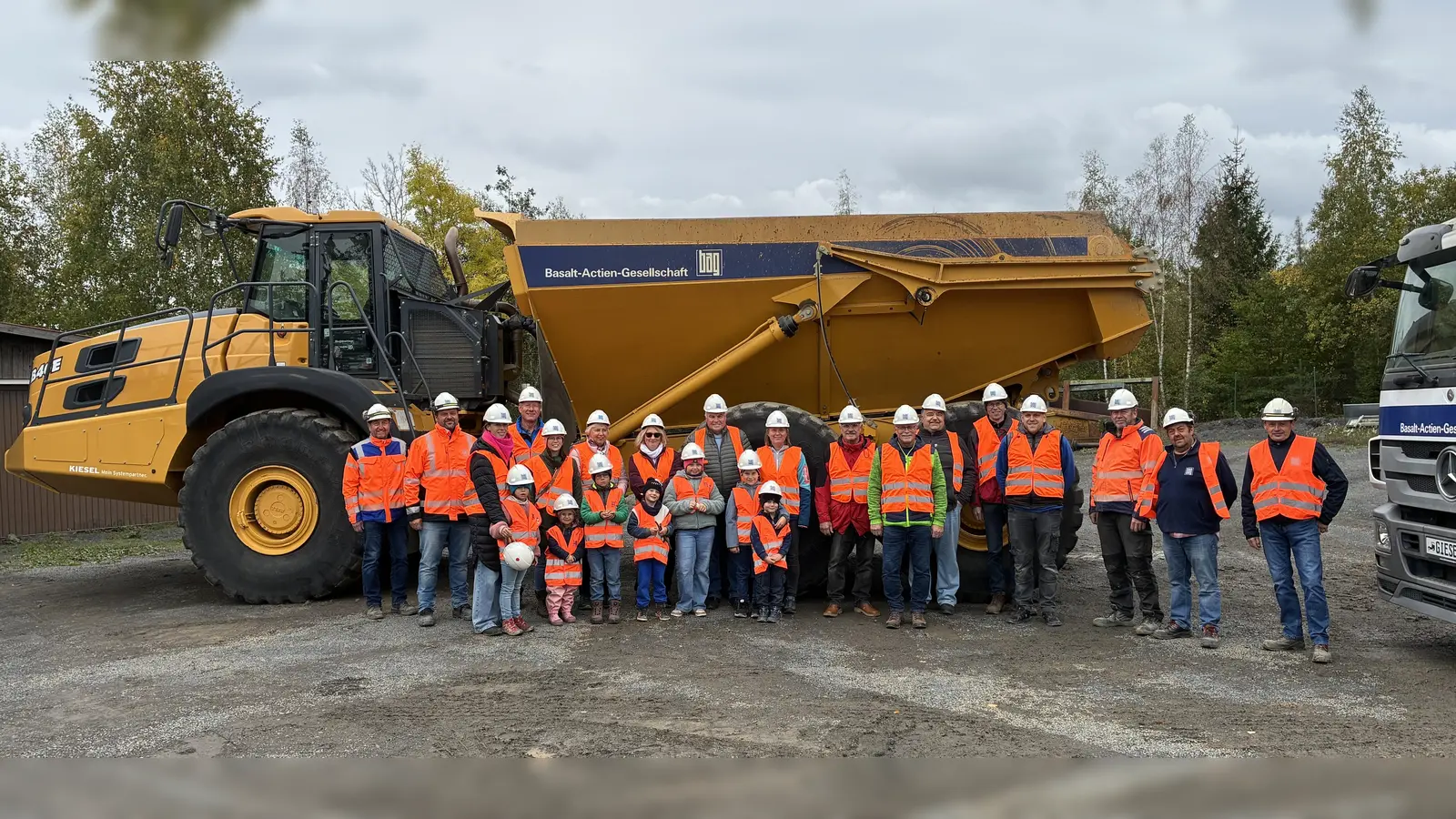 Die Besuchergruppe der Freien Wähler Konnersreuth und dem Verein G.A.N.S. am Hirschentanz 2. v.l. Technischer Leiter Kreislaufwirtschaft Georg Maier mit seinem Mitarbeiterteam am Hirschentanz. (Bild: Georg Maier)