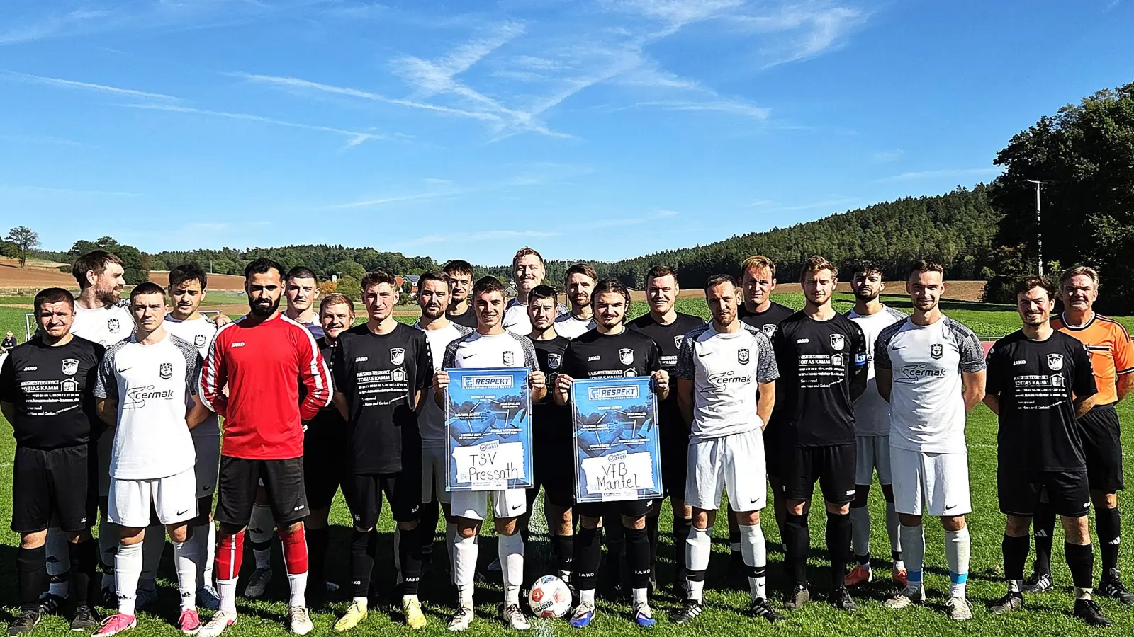Spieler des VfB Mantel und des TSV Pressath (Bild: Josef Sirtl)