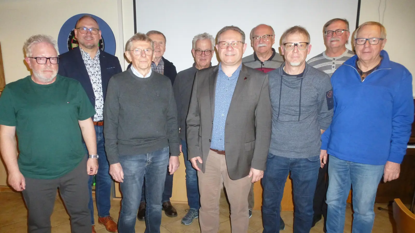 Mit dieser Mannschaft führt Albert Puff (vorne 2. von links) weiter den Männergesangverein Mantel. Ihm wünschte Bürgermeister Richard Kammerer (hinten links) junge Sänger. (Bild: Siegfried Bock)