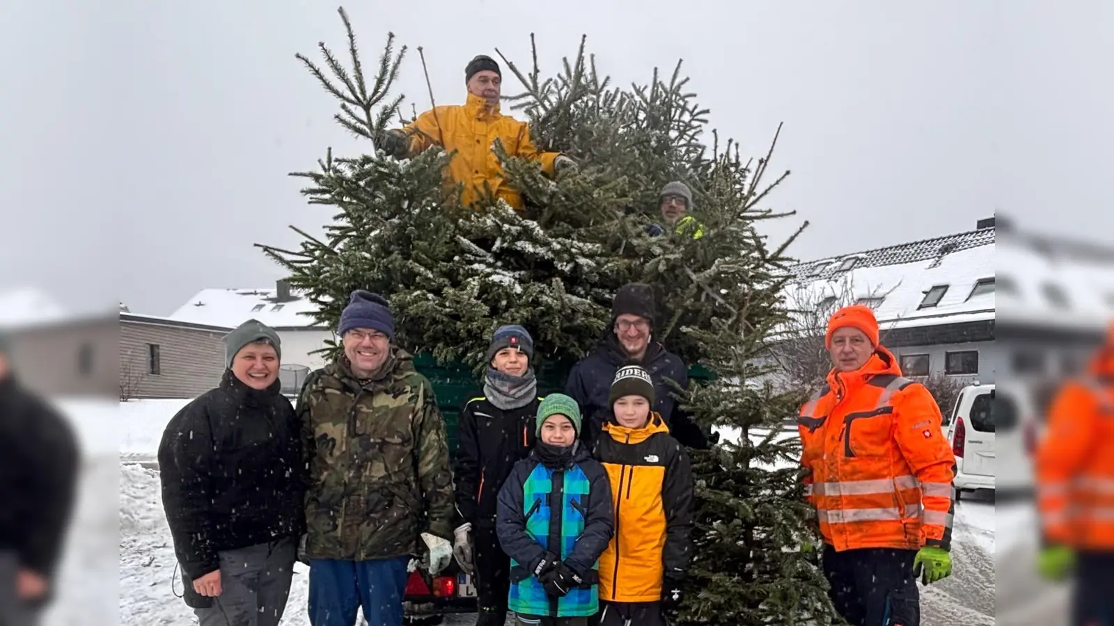 fleißige Helfer beim Christbaumsammeln (Bild: Anja Kirschsieper)