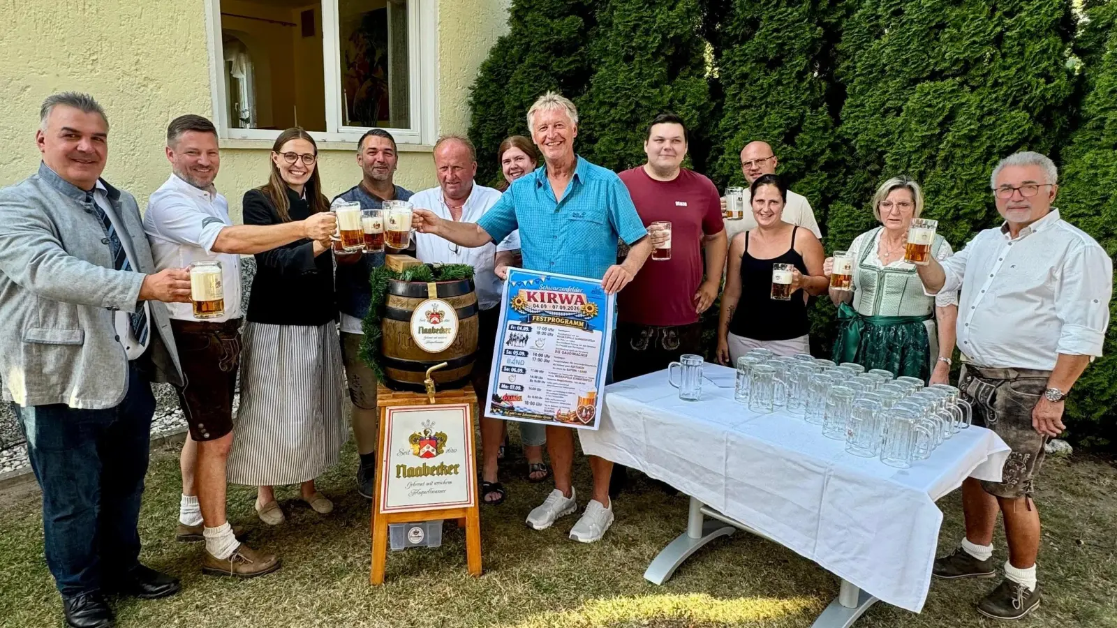 Bürgermeister, Festwirt, Schausteller, Brauerei und Vereinsvertreter bei der Bierprobe zur Schwarzenfelder Kirwa 2026 (Bild: Tobias Reitmeier)
