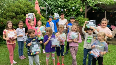 Gut verpackt werden die bunt gebatikten T-Shirts gezeigt... (Bild: Susanne Weimann)