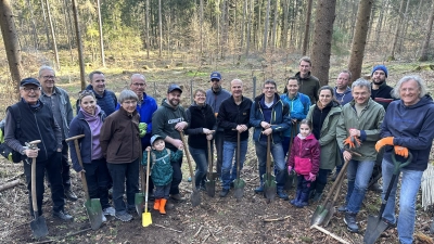 Der Lions Club Sulzbach-Rosenberg spendete 350 Bäume, die auch gleich eingepflanzt wurden. (Bild: Elisa Romfeld )