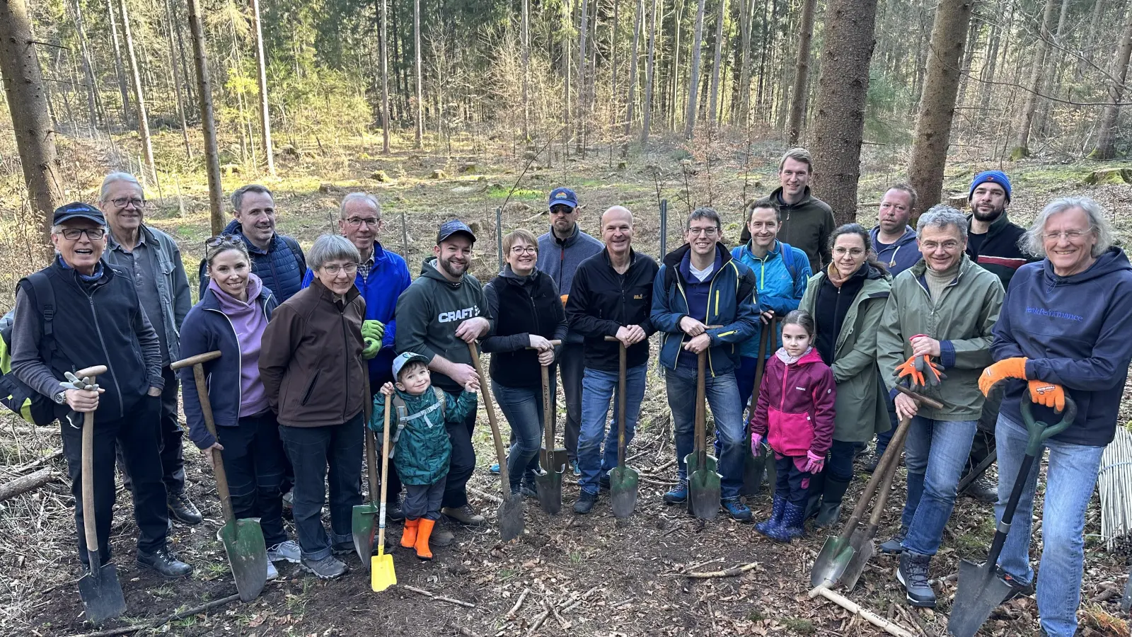 Der Lions Club Sulzbach-Rosenberg spendete 350 Bäume, die auch gleich eingepflanzt wurden. (Bild: Elisa Romfeld )