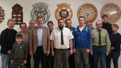 Im Bild zu sehen, der aktuelle Vorstand des Schützenvereins 1890 Auerbach und Leon Gradl (Bild: Dominik Lauß)