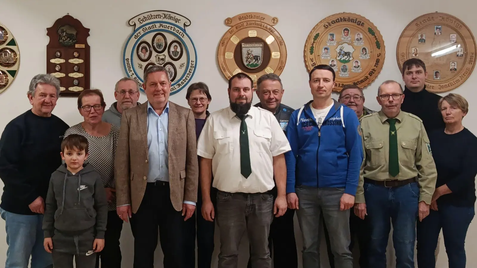 Im Bild zu sehen, der aktuelle Vorstand des Schützenvereins 1890 Auerbach und Leon Gradl (Bild: Dominik Lauß)