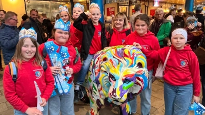 Die JRK‘ler Franziska, Martha, Verena, Jannik, Jonas und Marleen sowie Mia zusammen mit ihrer Gruppenleiterin Renate Schönberger. (Bild: Hammer)
