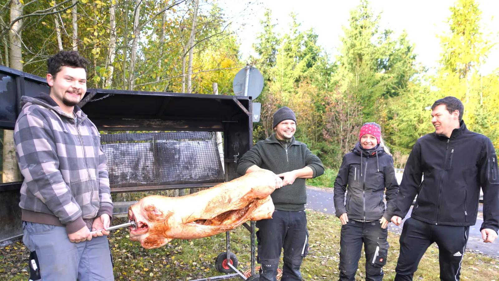 Pünktlich am Vormittag um 11 Uhr wird die Hüttenfreunde - Kitwasau in den großen Grill gehängt. Im Bild von links: Hüttenfreunde - Vorsitzender Tobias Neuber, Grillmeister Philipp Heldwein, Katrin Kleber und Florian Wüst (Bild: Franz Völkl)