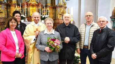 Viele dankende Worte gab es bei der Verabschiedung von Barbara Dolles als Mesnerin. V. li. Pfarrgemeinderatssprecherin Anita Falk, Gemeindereferentin Barbara Schlosser, Pf. Johann Hofmann, Ruhestandspfarrer BGR Konrad Kummer, Kirchenpfleger Joachim Winkler und Mesner Alfred Hausmann.  (Bild: Fritz Dietl [fdl] (DIETLFRITZ@WEB.DE))