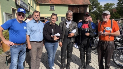 Die Besitzer der schönsten Maschinen erhielten beim OVC Pokale vom Vorsitzenden Walter Langhans und 2. Bürgermeister Günter Koller (von links). (Bild: Joachim Gebhardt)