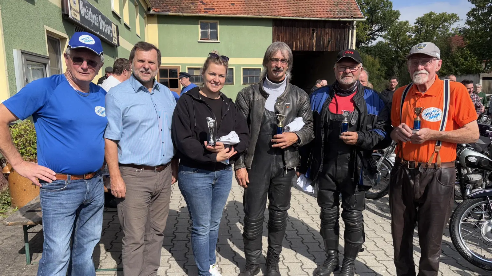Die Besitzer der schönsten Maschinen erhielten beim OVC Pokale vom Vorsitzenden Walter Langhans und 2. Bürgermeister Günter Koller (von links). (Bild: Joachim Gebhardt)