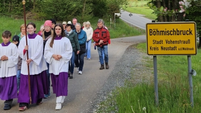 Über den Kössinger Steig zur Peter und Paul Kirche. (Bild: Gabriele Buchbinder)