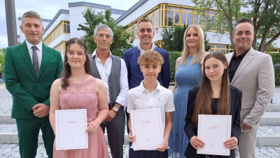 Julia Gerber, Michael Kirsch, Ladainian Seibold, Alexander Merkl, Nadine Lenz, Katharina Forster, eingerahmt von Schulleiter Florian Fuchs und Konrektor Markus Gleißner  (Bild: Florian Fuchs)