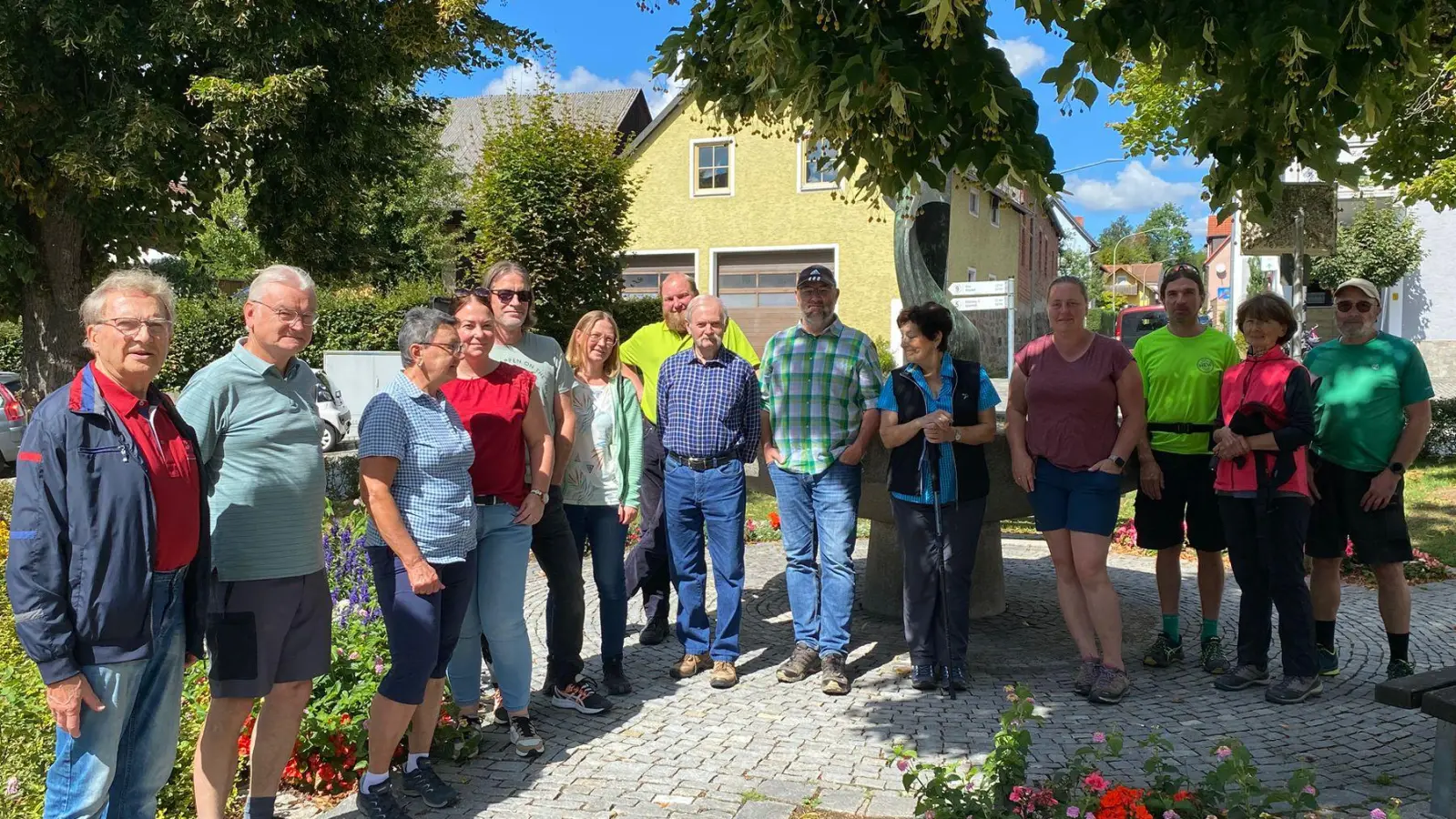 Wandergruppe am Treffpunkt, Stadtbrunnen Windischeschenbach (Bild: Harald Krapf)