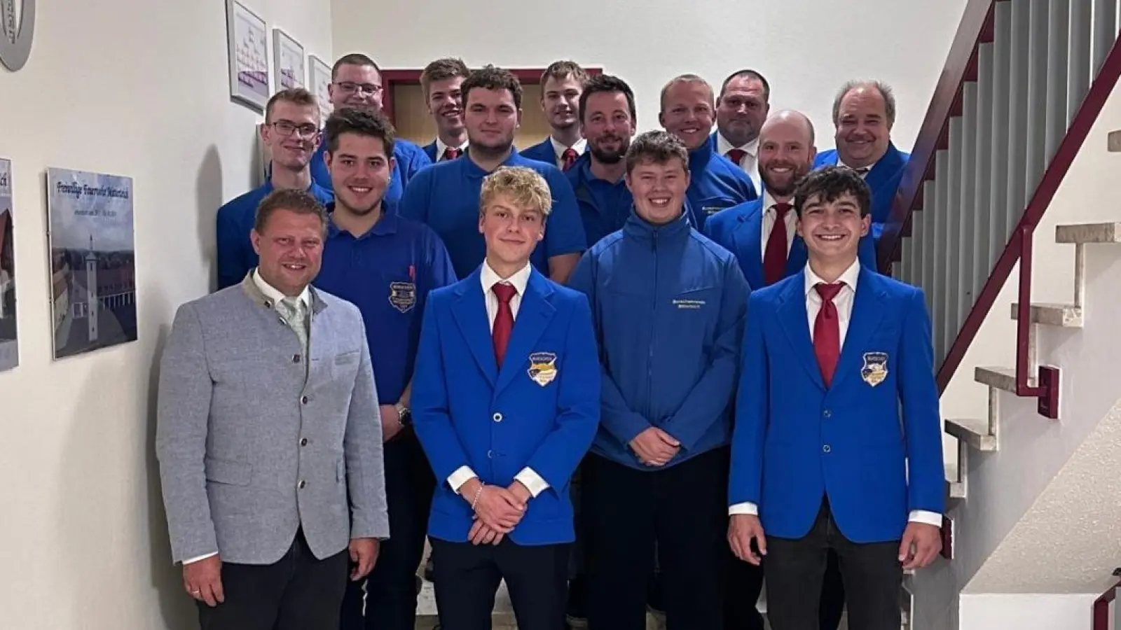 Die neue Vorstandschaft: Vorne von links: Bürgermeister Stefan Grillmeier, Louis Zeus, Maximilian Hildebrand, Simon Reif, Max Seitz-Hartwich, Louis Zeus, Simon Reif, Christoph Härtl; hinten von links: Cailan Voyle, Josef Thoma, Jonas Fröhlich, Felix Schreiner, Julian Helgert, Florian Härtl, Stefan Pelz, Thomas Männer, Christoph Härtl, Stefan Stefan.  (Bild: Markus Bauer)