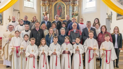 Gruppenfoto der 13 Jubelkommunikanten mit den 5 Erstkommunionkindern, Pfarrer Konrad Amschl, Pastoralreferentin Maria Wagner, Praktikanten Verena Völkl, dem liturgischen Dienst, Pfarrgemeinderatssprecherin Theresia Meindl und Kirchenpfleger Marco Morgado (Bild: ws-fotografie)