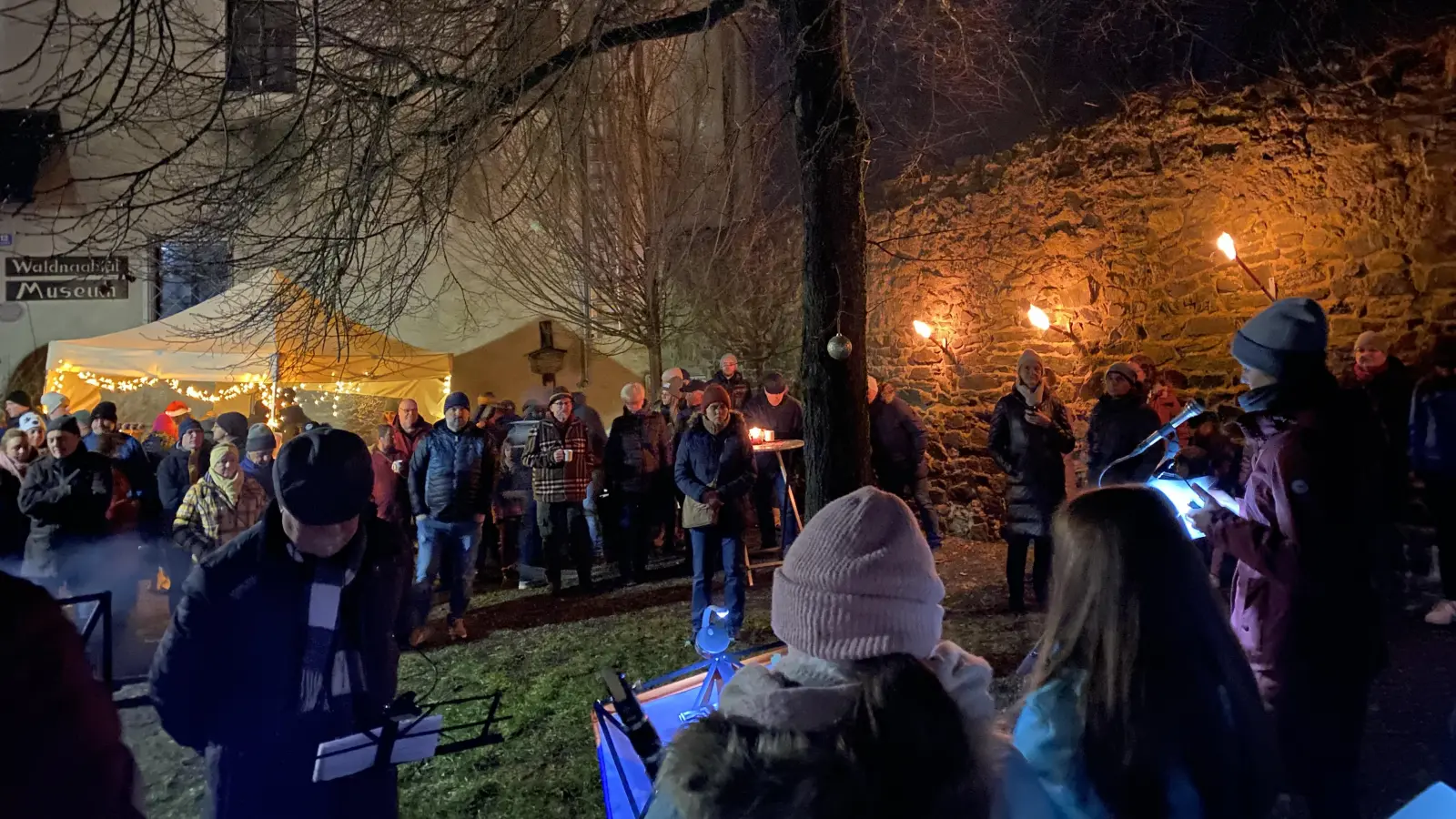 Burgweihnacht der „Neuhauser Boum“. (Bild: Barbara Meinert)