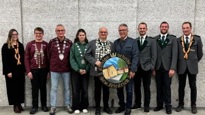 v.l.n.r. Christina Bartl, Jugendkönig Jonas Schedl, Schützenkönig Bogen Gerhard Härtl, Jugendkönigin Bogen Klara Grüner, Schützenkönig Friedrich Jahn, 1. Bürgermeister Franz Stahl, 2. Schützenmeister Nico Wiesend, 1. Schützenmeister Tobias Birkner, 1. Sportleiter Peter Härtl (Bild: Lisa Kollarik)