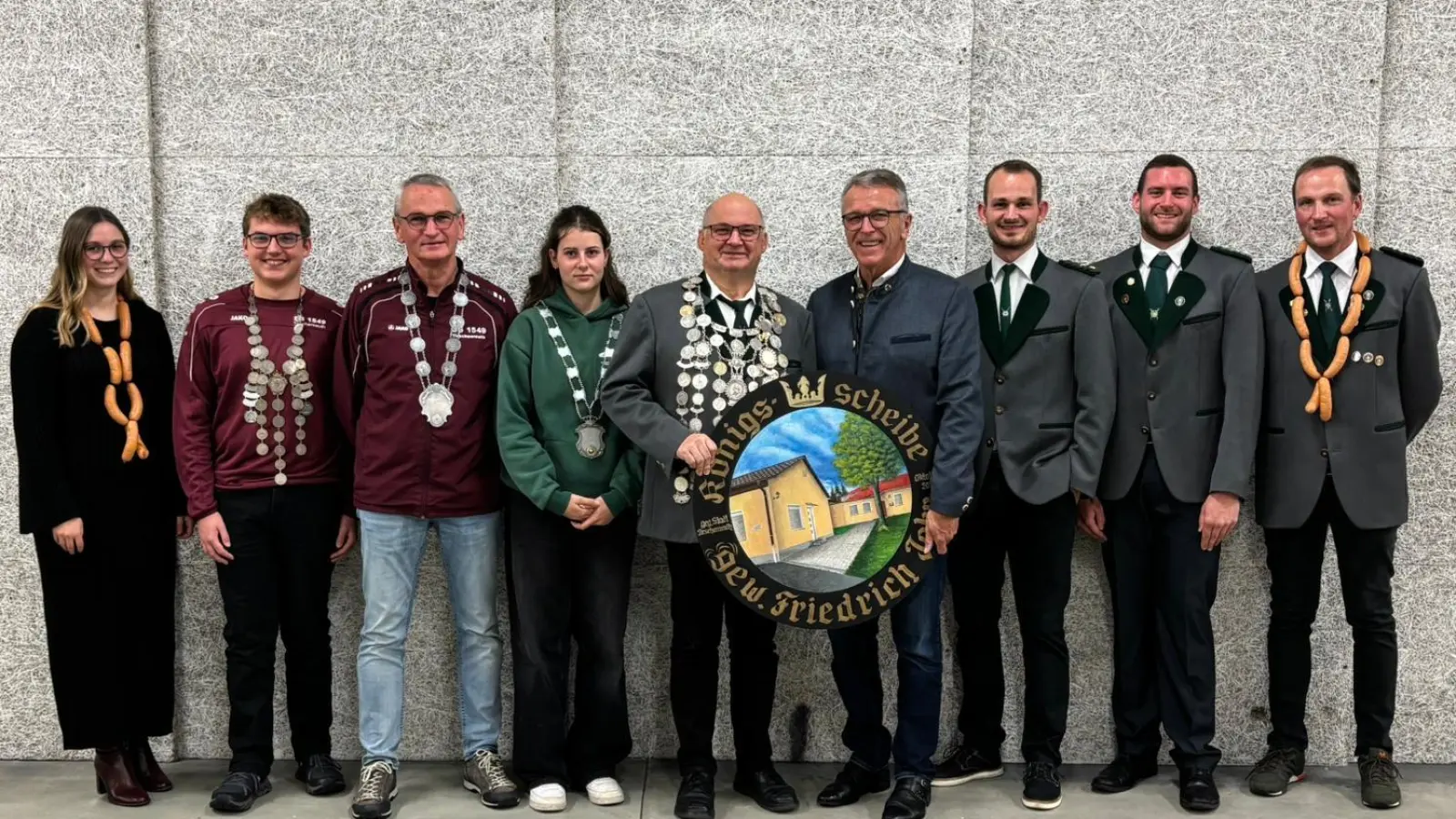v.l.n.r. Christina Bartl, Jugendkönig Jonas Schedl, Schützenkönig Bogen Gerhard Härtl, Jugendkönigin Bogen Klara Grüner, Schützenkönig Friedrich Jahn, 1. Bürgermeister Franz Stahl, 2. Schützenmeister Nico Wiesend, 1. Schützenmeister Tobias Birkner, 1. Sportleiter Peter Härtl (Bild: Lisa Kollarik)