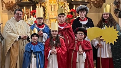 Die Sternsinger der Expositur Etzgersrieth waren unterwegs um den Segen Gottes für das neue Jahr in die Wohnungen und Häuser zu bringen und um Spenden für das Kinderhilfswerk zu bitten. Zuvor erhielten sie den Segen von Pfarrer Udo Klösel. (Bild: Eduard Ach)