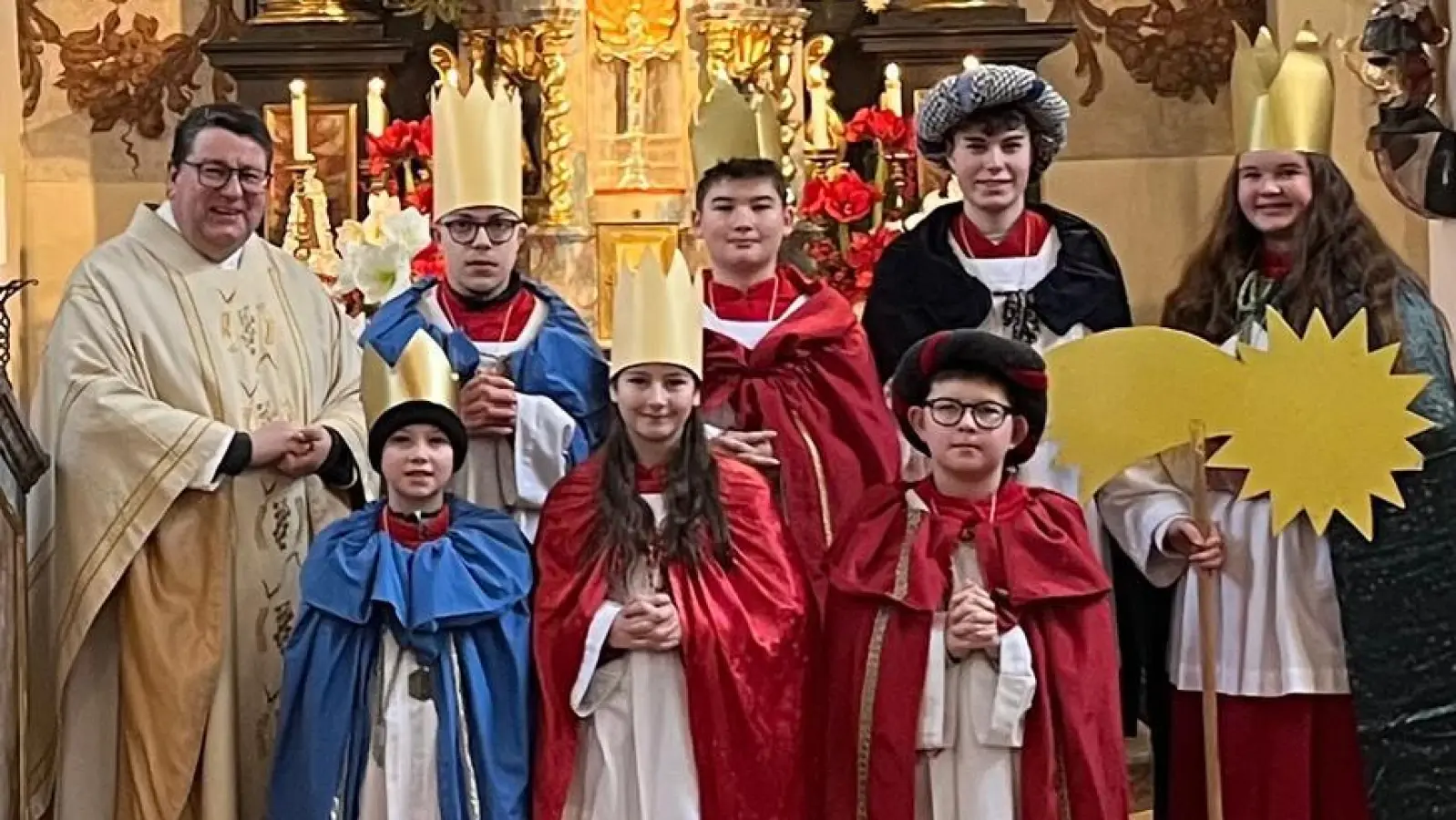 Die Sternsinger der Expositur Etzgersrieth waren unterwegs um den Segen Gottes für das neue Jahr in die Wohnungen und Häuser zu bringen und um Spenden für das Kinderhilfswerk zu bitten. Zuvor erhielten sie den Segen von Pfarrer Udo Klösel. (Bild: Eduard Ach)