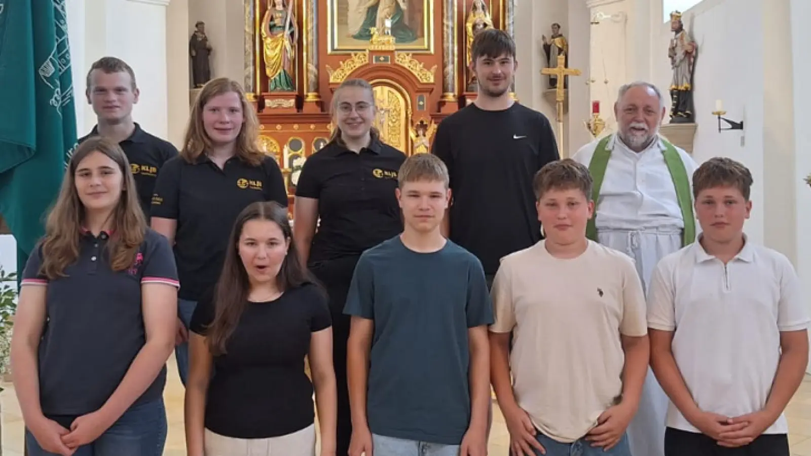  Die KLJB-Neumitglieder: Johanna Meißner, Luisa und Lukas Preßl, Moritz und Jonas Rieder (erste Reihe von links) mit Pfarrer Alfons, den Vorsitzenden Sebastian und Martina Meißner und Vorstandsmitglieder Hannah und Josef Rupprecht (zweite Reihe von rechts) . (Bild: Martina Meißner)