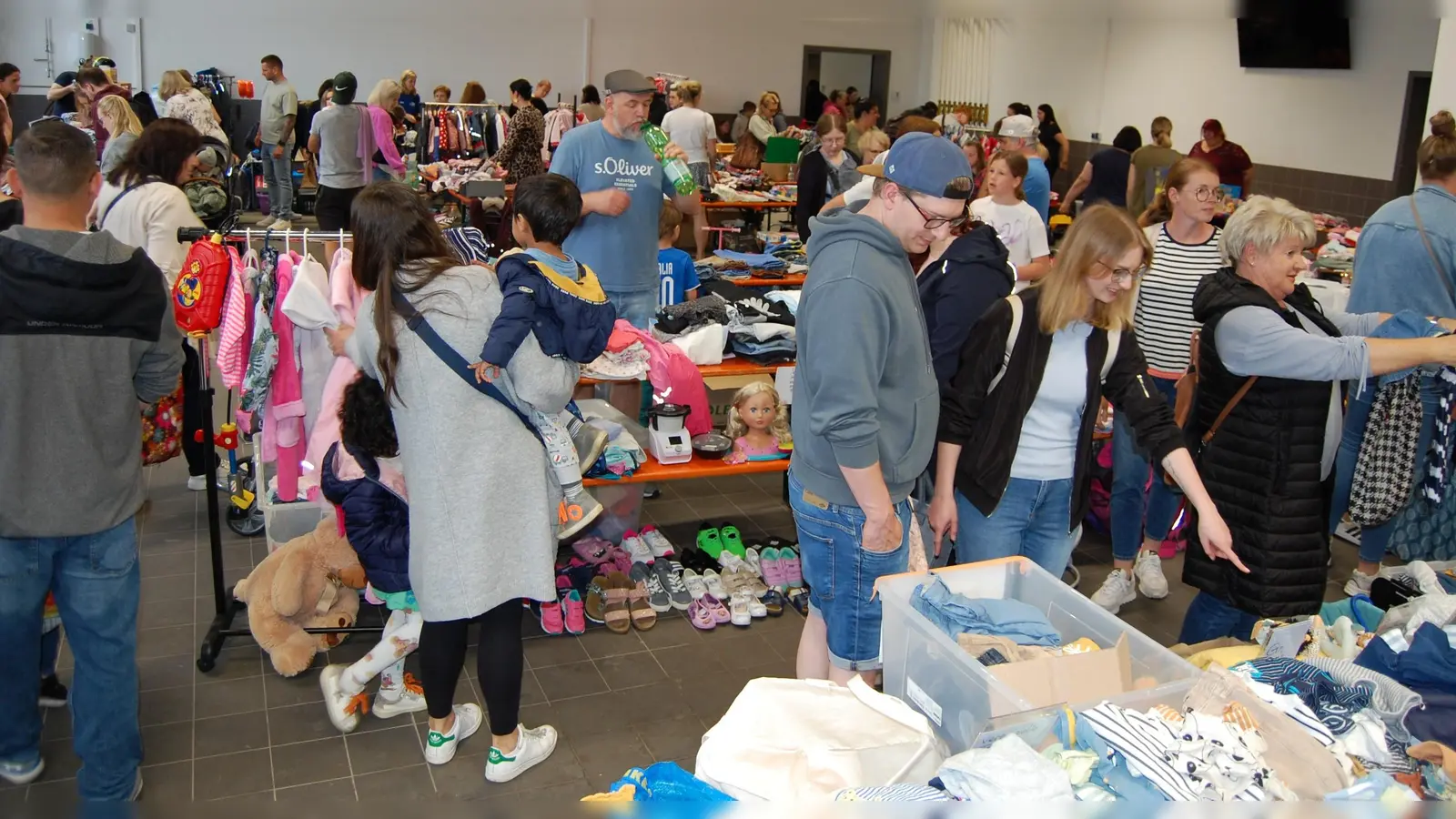 Dichtes Gedränge herrschte beim Flohmarkt „Alles rund ums Kind“ des Kinder- und Jugendfördervereins an den 41 Tischen, ein neuer Rekord, der die Beliebtheit dieser Aktion zeigt. (Bild: Albert Gruber)