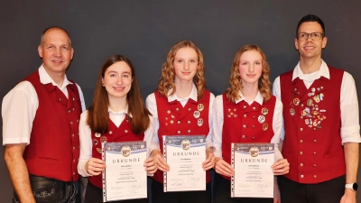 Der Vorsitzende des Musikvereins Christian Winklmann (links) und Dirigent Florian Schertl (rechts) gratulieren den neuen „Gold-Mädels“ Lena Lindner, Eva Eglmeier und Lena Eglmeier (v.l.) zum bestandenen Leistungsabzeichen. (Bild: Stefanie Gradl)