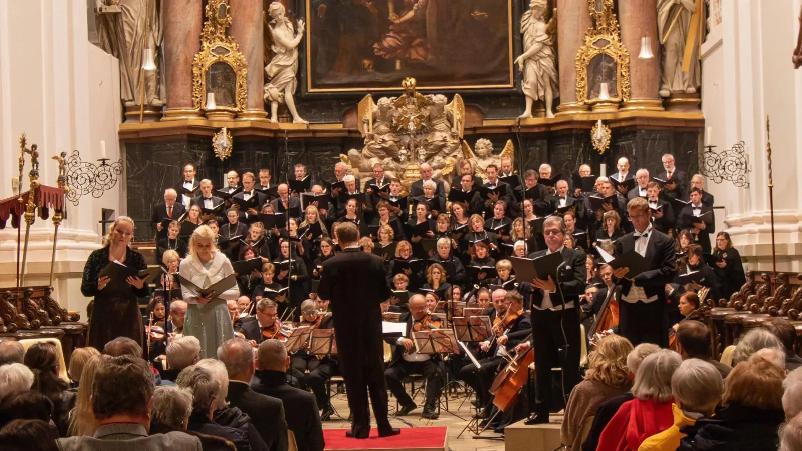 Der Chor der Basilika Waldsassen und der Chor Rastislav Blansko gestalten das Große Herbstkonzert in Waldsassen mit. (Bild: Nils Wittmann)