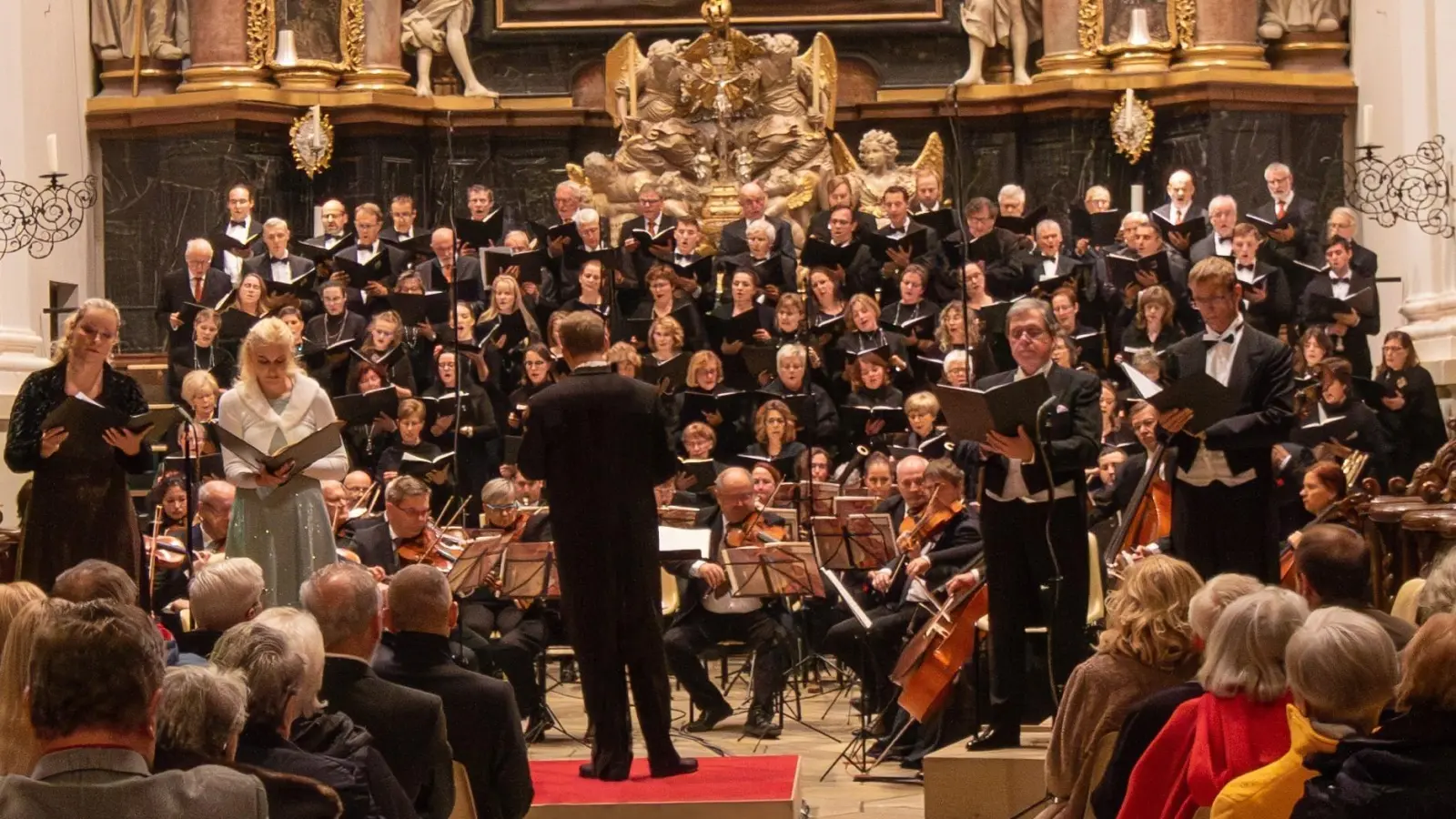 Der Chor der Basilika Waldsassen und der Chor Rastislav Blansko wirken beim Großen Herbstkonzert mit. (Bild: Nils Wittmann)