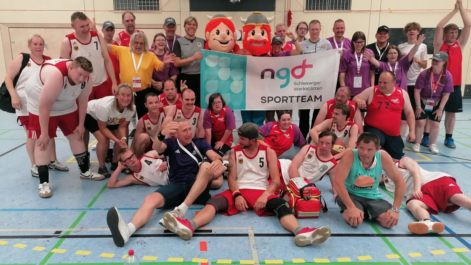 Auch abseits des Spielfelds wurden Freundschaften geknüpft: Das Team des Freizeitclubs (in Rot-Weiß) zusammen mit den Athletinnen und Athleten der Schleswiger Werkstätten. (Bild: Jörg Beer)