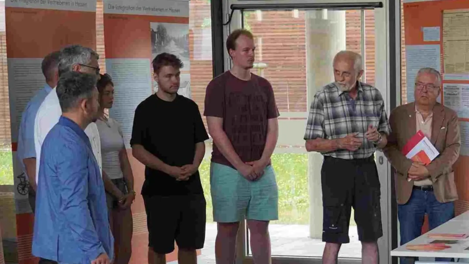 Toni Dutz, Adalbert Busl, Schüler des BSZ sowie Bürgermeister Michael Dutz (von rechts nach links) (Bild: Uwe Heider)
