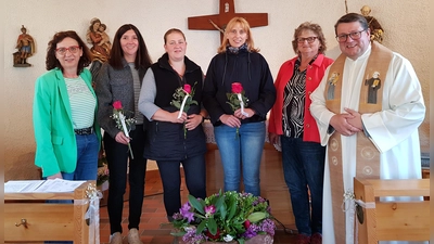 Stellvertretend für alle neu aufgenommenen Mitgliedern Monika Rappl, Elisabeth Grötsch und Heike Eger gratulierten Vorsitzende Angelika Hierold (links) sowie Pfarrer Udo Klösel und Vorsitzende Maria Bayer-Schmidt (von rechts). <br> (Bild: Peter Garreiss)