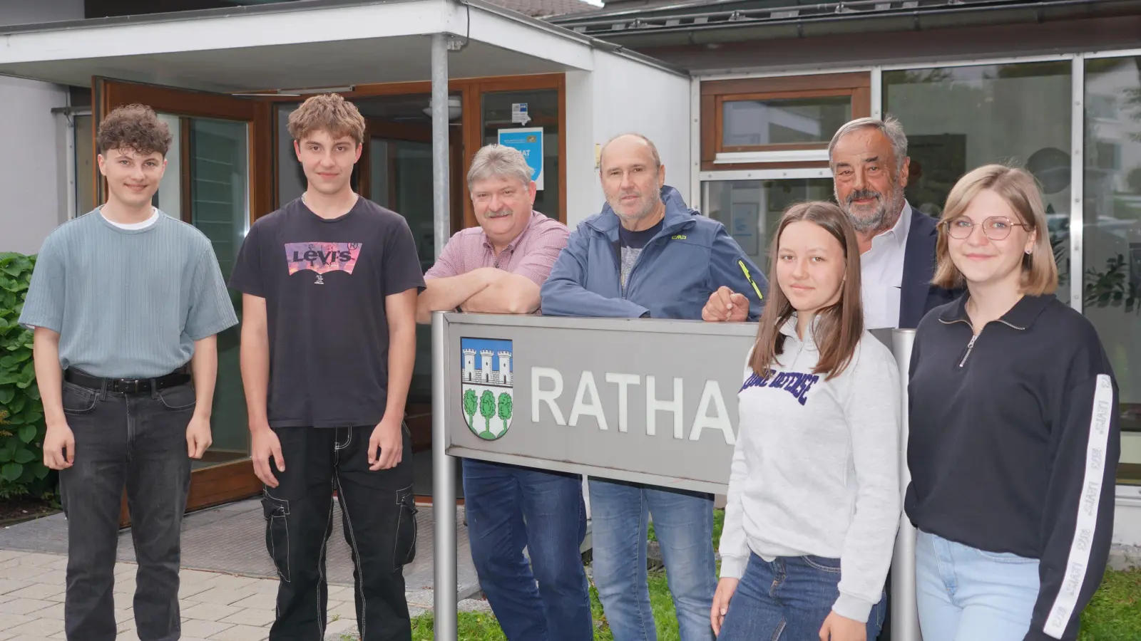 Im Bild von links: Niklas Bergler, Bruno Glatter, 3. Bürgermeister Hans-Peter Reil, 2. Bürgermeister Roman Bauer, Veronika Beimler, Bürgermeister Josef Beimler und Sophia Kleber. (Bild: Franz Völkl)